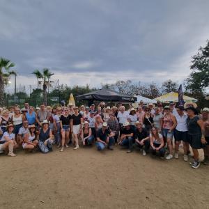 Photo de groupe avec presque tous les présents